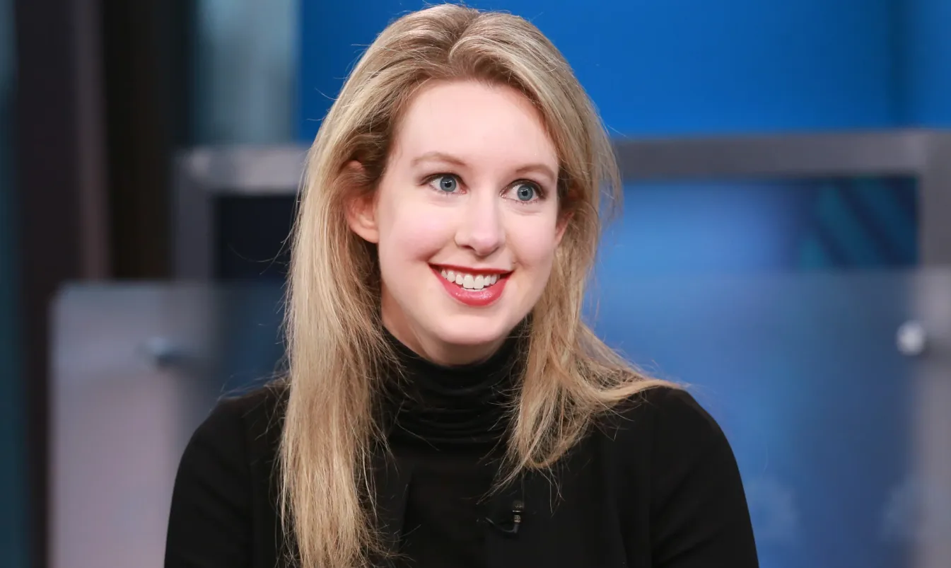 Elizabeth Holmes durante una entrevista pública en la época de auge de Theranos
