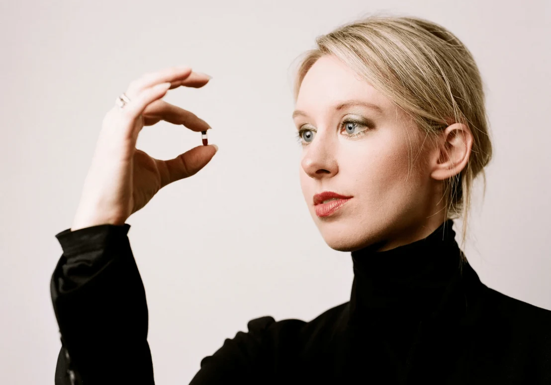 Retrato promocional de Elizabeth Holmes como fundadora de Theranos
