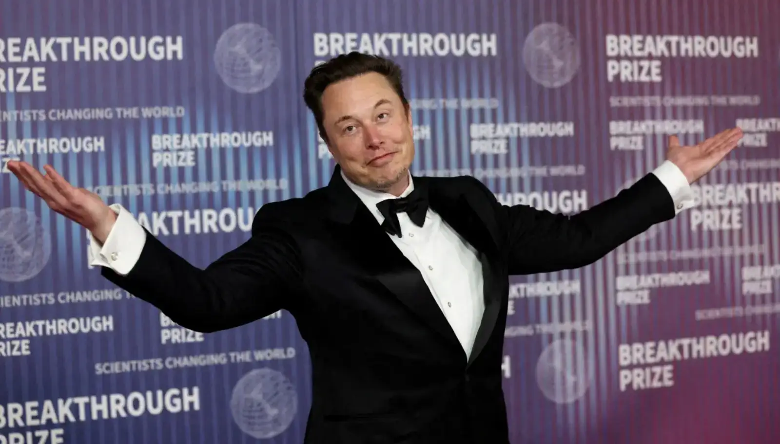 Elon Musk con los brazos abiertos en la alfombra roja de los Breakthrough Prize
