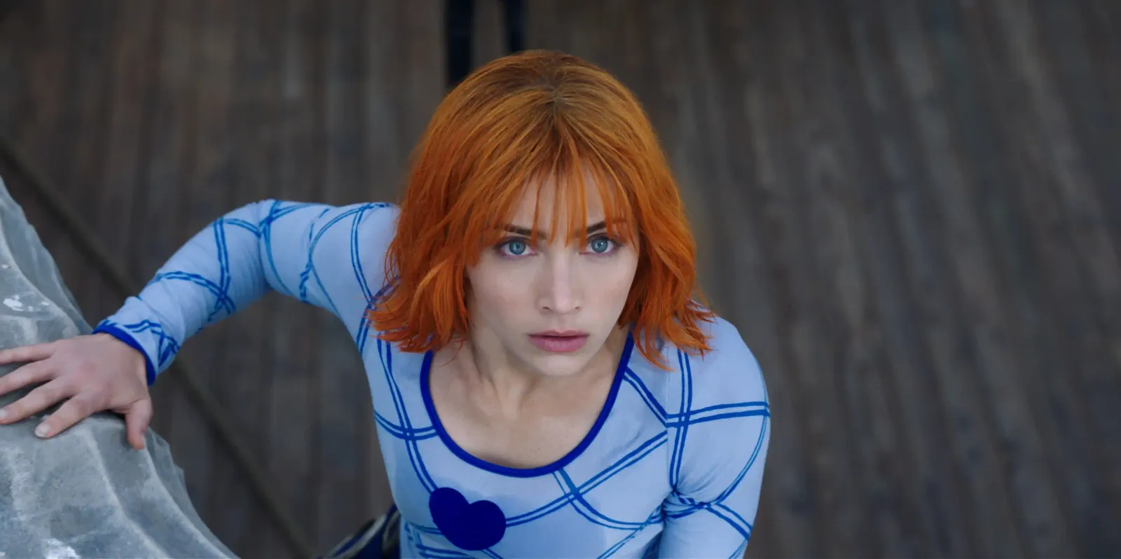 Emily Rudd caracterizada como Nami en una escena del live action de One Piece