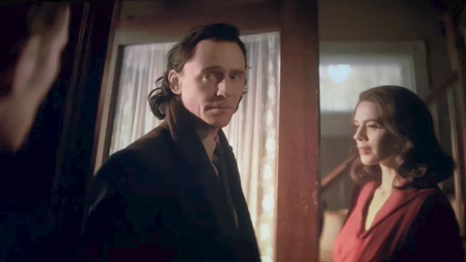 Escena adicional de Endgame Encore: Loki en la puerta de la casa de Peggy Carter, que lo mira desde adentro