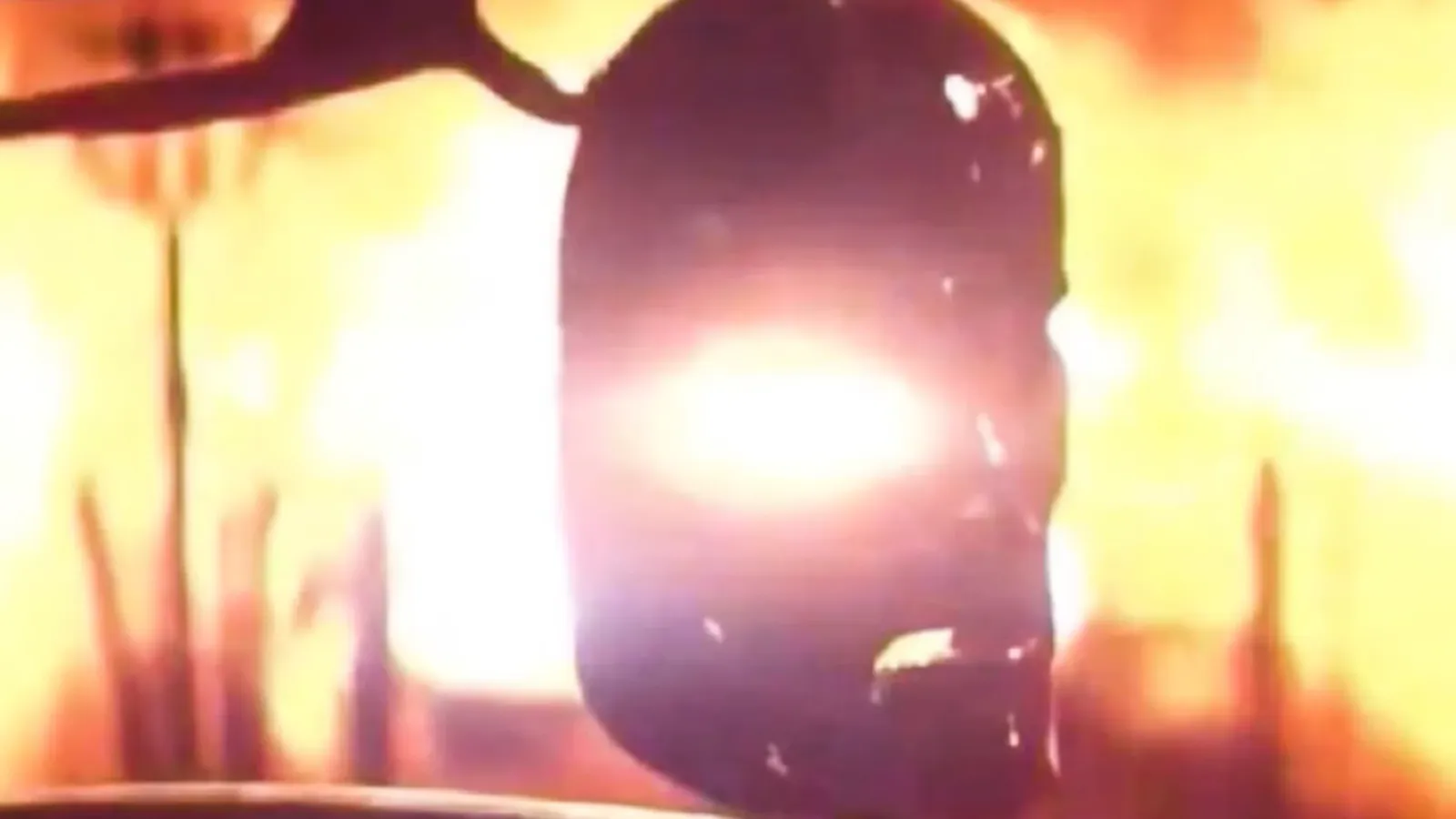 Escena adicional de Endgame Encore: la máscara de Doctor Doom al rojo vivo en una fragua