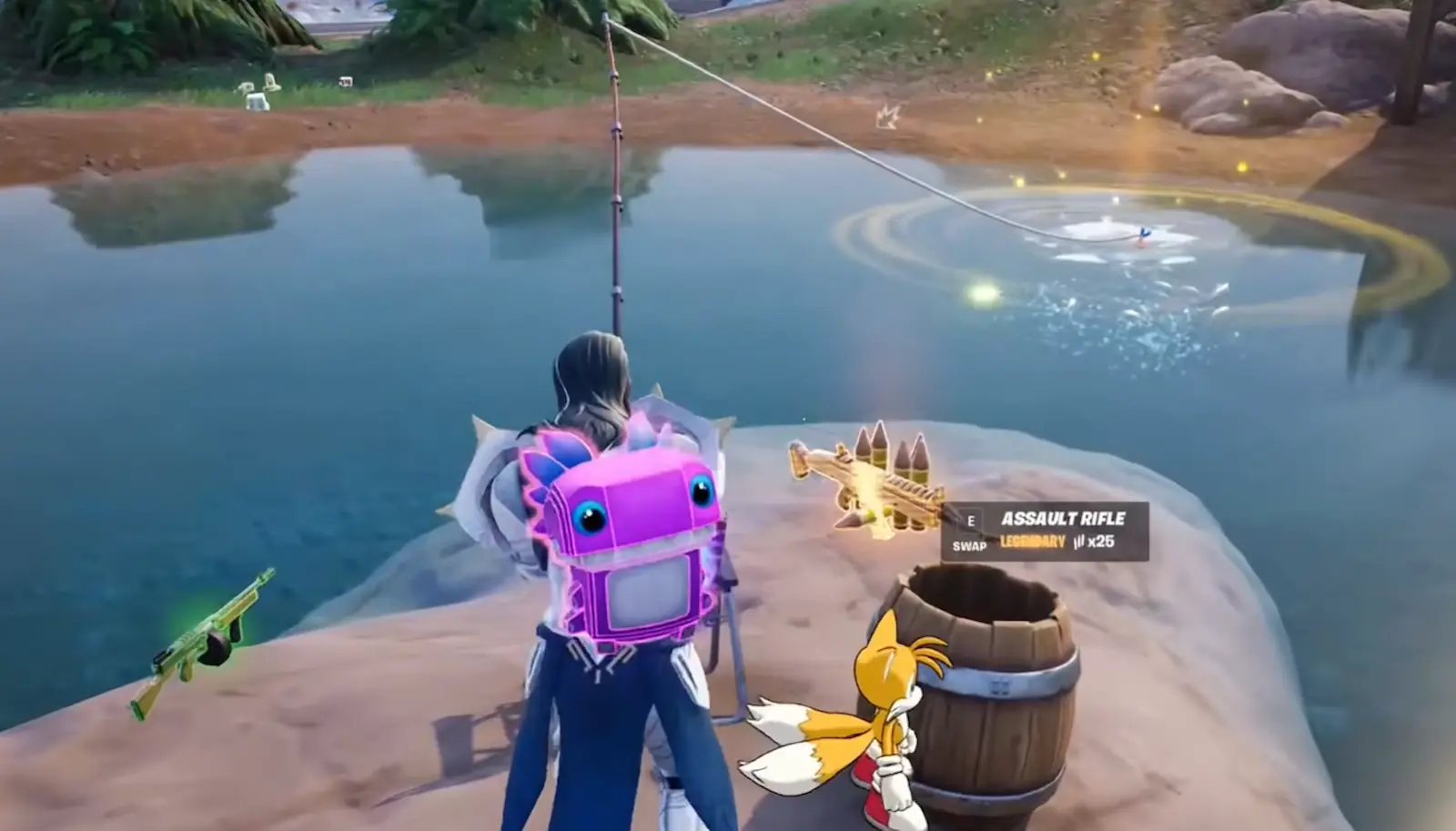 Un jugador pesca en la costa del mapa de Fortnite con la Klombo Sprite en la espalda