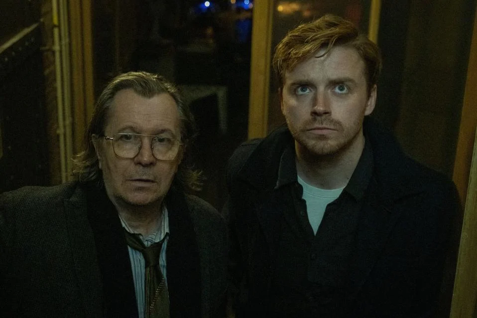Gary Oldman y Jack Lowden en Slow Horses, serie Apple TV+