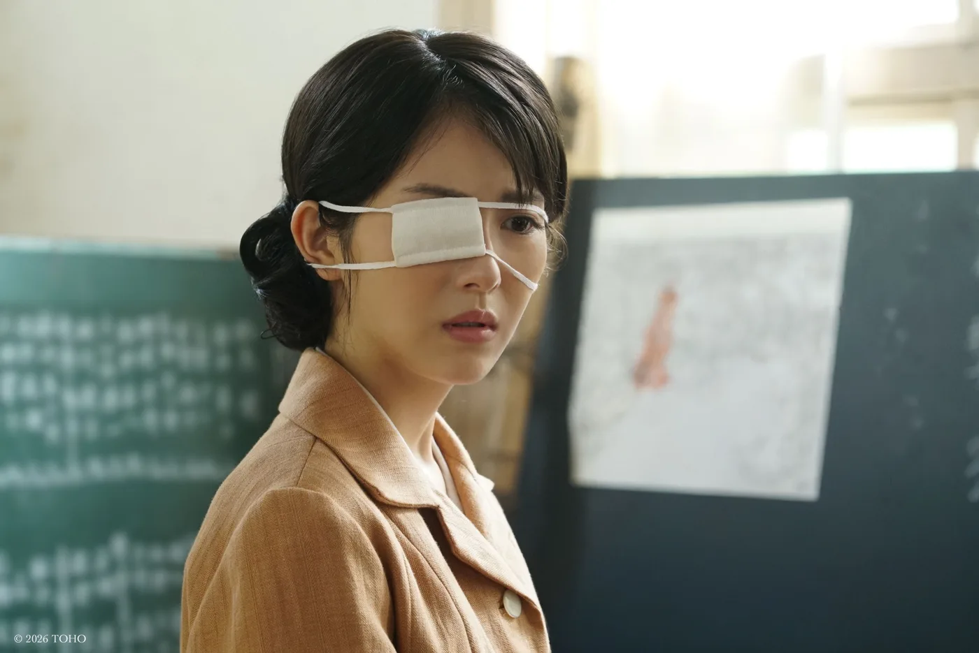 Minami Hamabe como Noriko Shikishima, con un parche sobre un ojo, en Godzilla Minus Zero