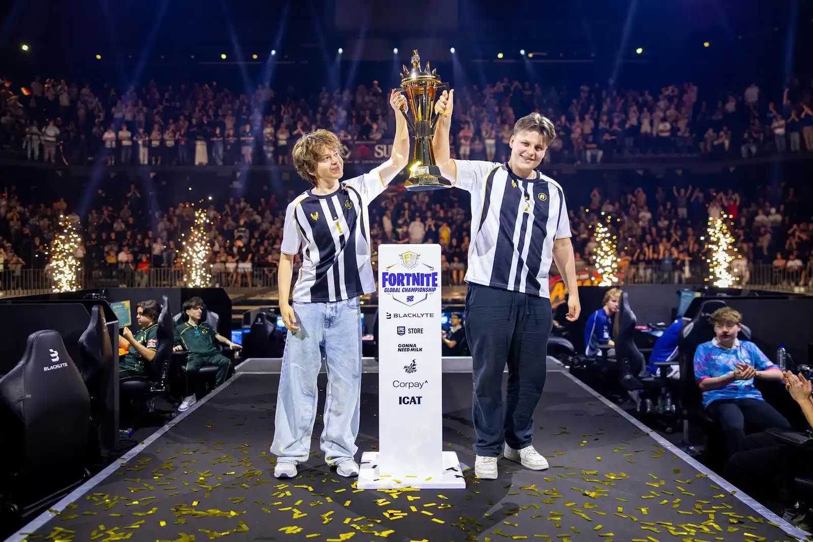 SwizzY y Pixie levantan el trofeo del Mundial de Fortnite 2026 en el Lotto Arena de Amberes
