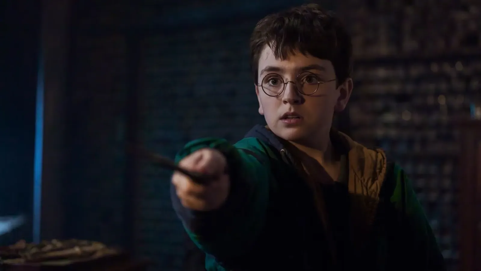 Dominic McLaughlin como Harry Potter apunta con su varita en la serie de HBO Max