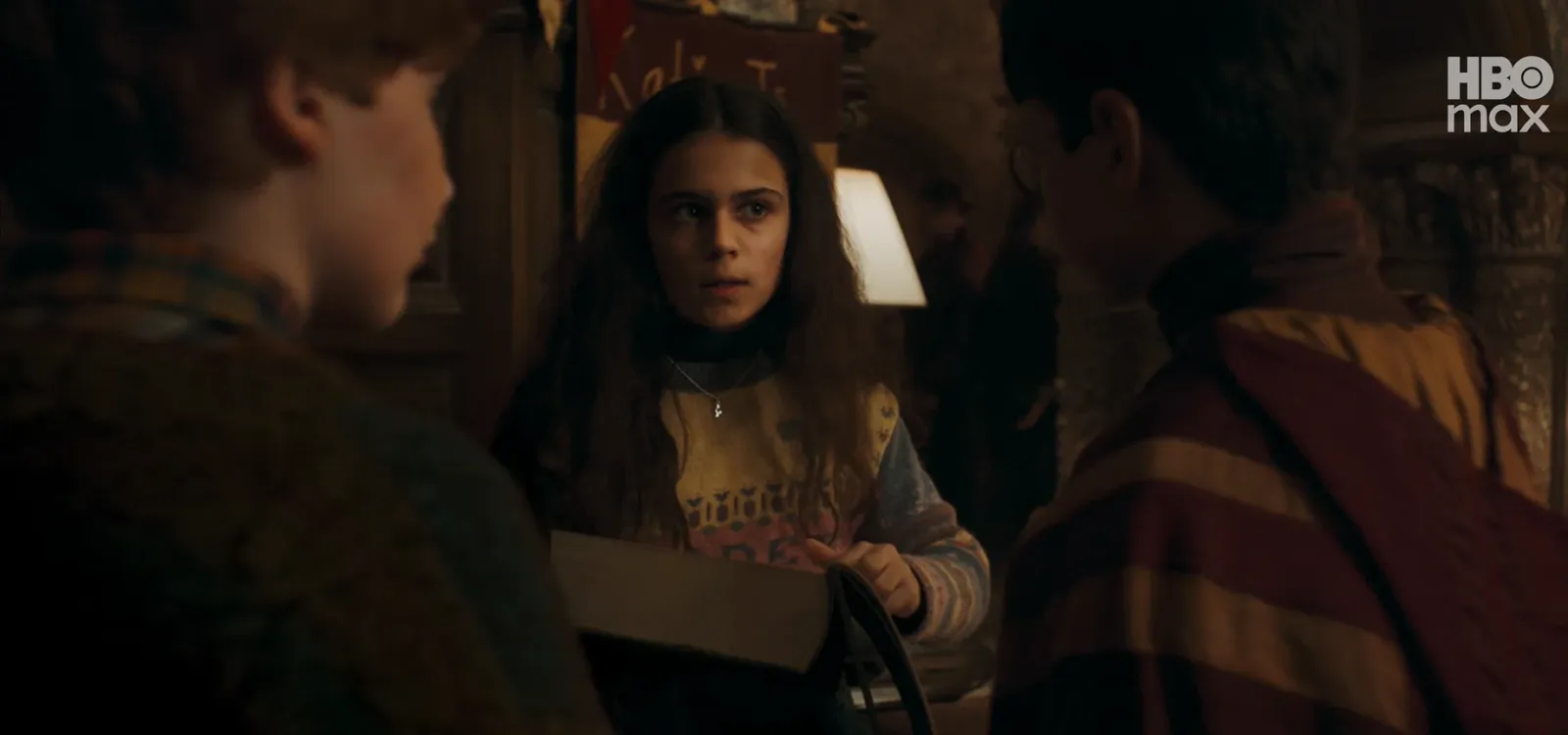 Hermione Granger entre Ron y Harry, que lleva el uniforme de Quidditch, en el tráiler de la serie de Harry Potter