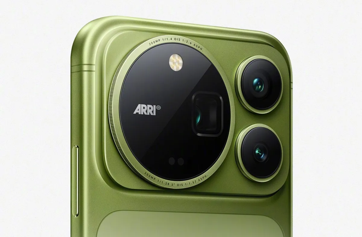 Detalle del módulo de cámaras del Honor Magic9 verde, con el logo ARRI sobre la lente principal circular