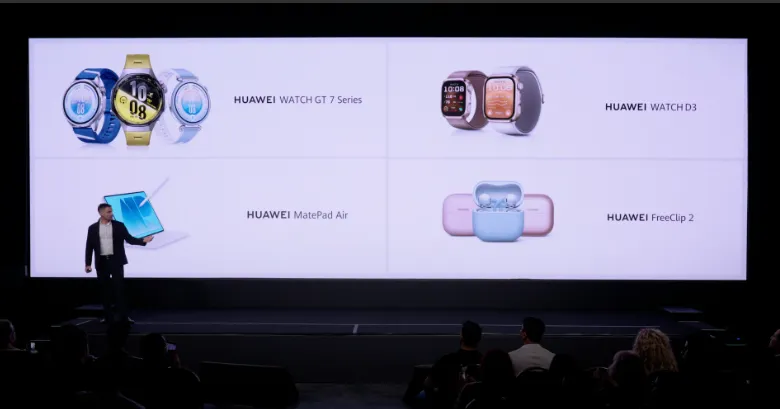 Pantalla con el Huawei Watch GT 7, el Watch D3, la MatePad Air y los FreeClip 2 durante la presentación en La Rural