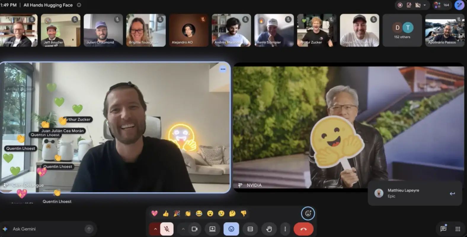 El equipo de Hugging Face celebra en una videollamada mientras Jensen Huang sostiene un cartel con el emoji de la empresa