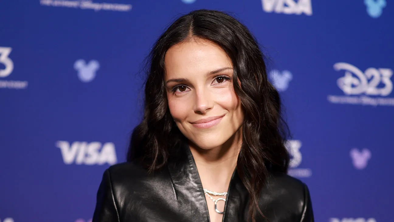 Inde Navarrette en la alfombra de la D23, evento donde Marvel la anunció como Rogue en X-Men