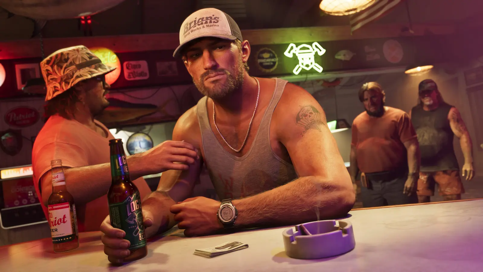Jason Duval, protagonista de GTA 6, sentado en la barra de un bar con una cerveza en la mano