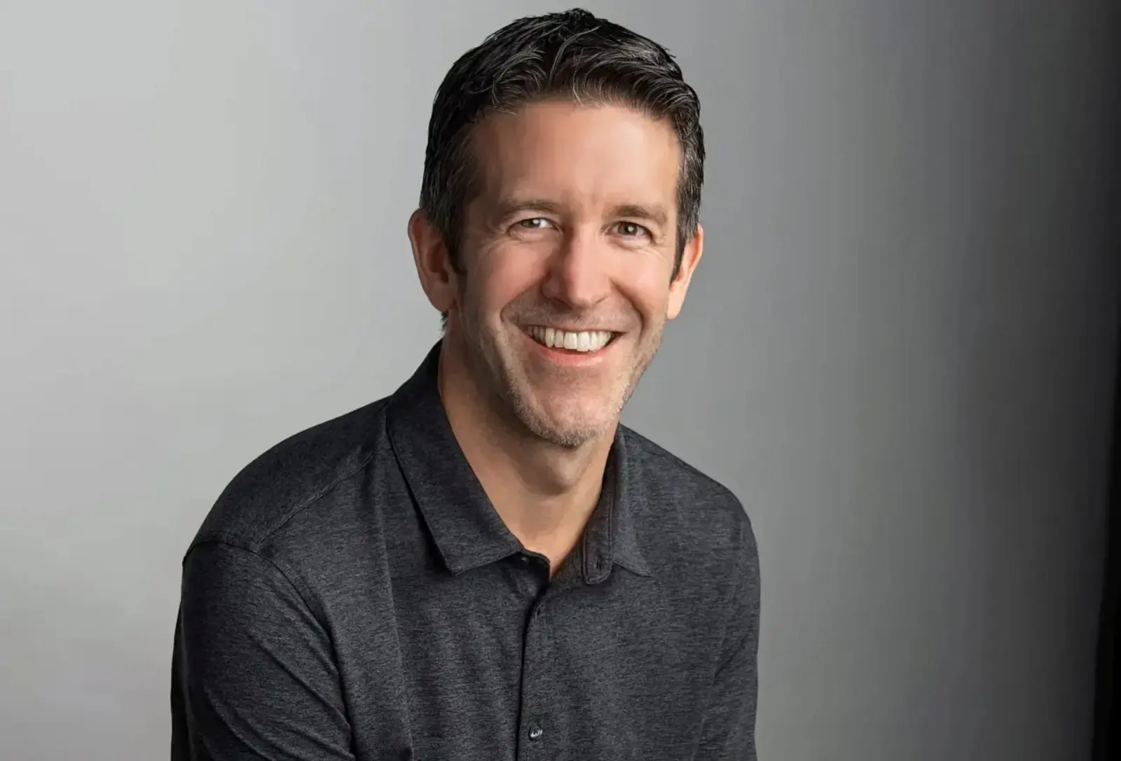 Retrato de John Ternus, el nuevo CEO de Apple