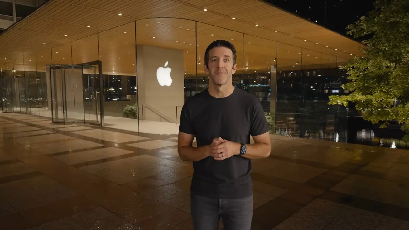 John Ternus en la entrada del campus de Apple Park durante una presentación de la compañía