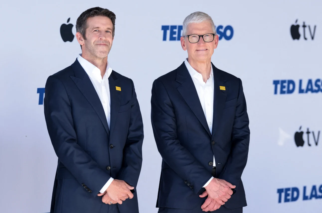 John Ternus y Tim Cook juntos en la alfombra roja de una premiere de Apple TV