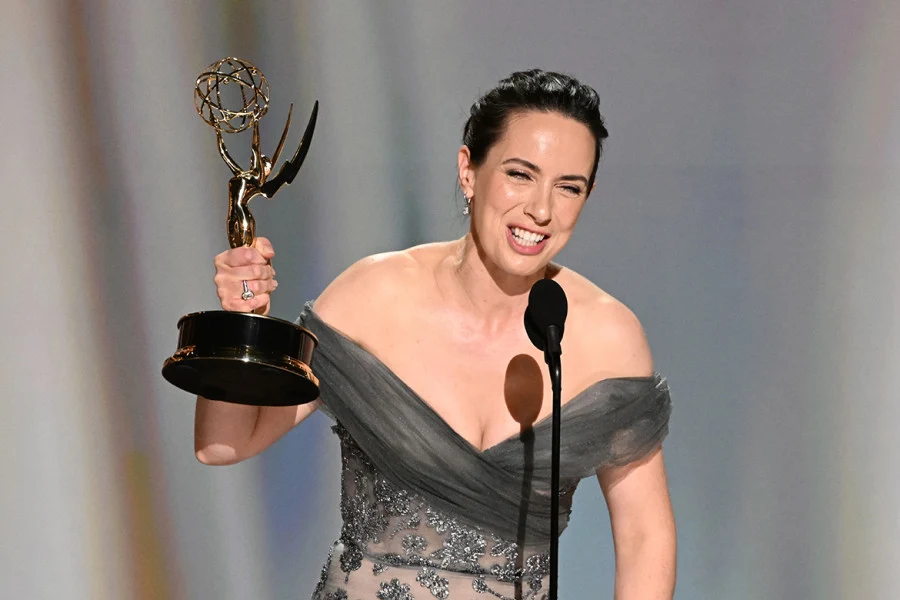 Kate O'Flynn en los Emmy tras ganar en la categoría de Mejor actriz de reparto en una serie de comedia por Widow's Bay