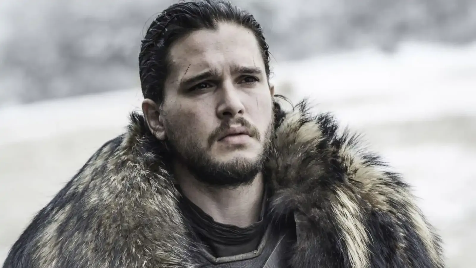Kit Harington como Jon Snow, con la capa de piel, en una escena de Game of Thrones