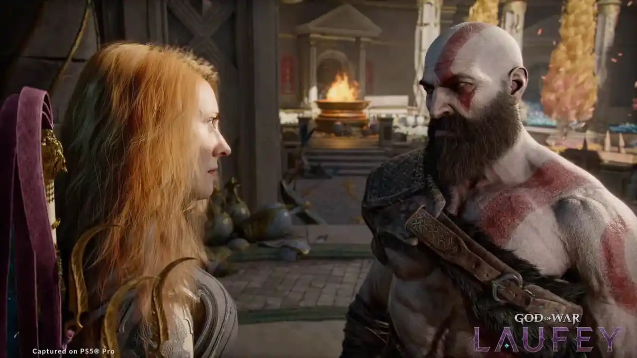 Kratos junto a Faye en una captura oficial de God of War Laufey, en un espacio con braseros y columnas