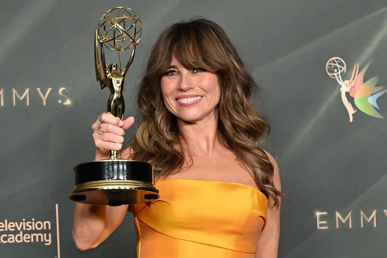 Linda Cardellini en los Emmy tras ganar la categoría de Mejor actriz de reparto en una serie limitada, antológica o película de TV por DTF St. Louis
