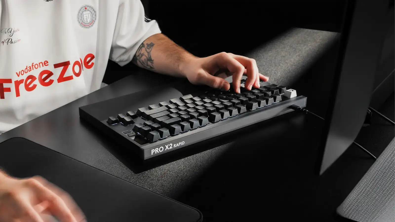 Persona escribiendo en el teclado gamer Logitech G PRO X2 RAPID frente a un monitor