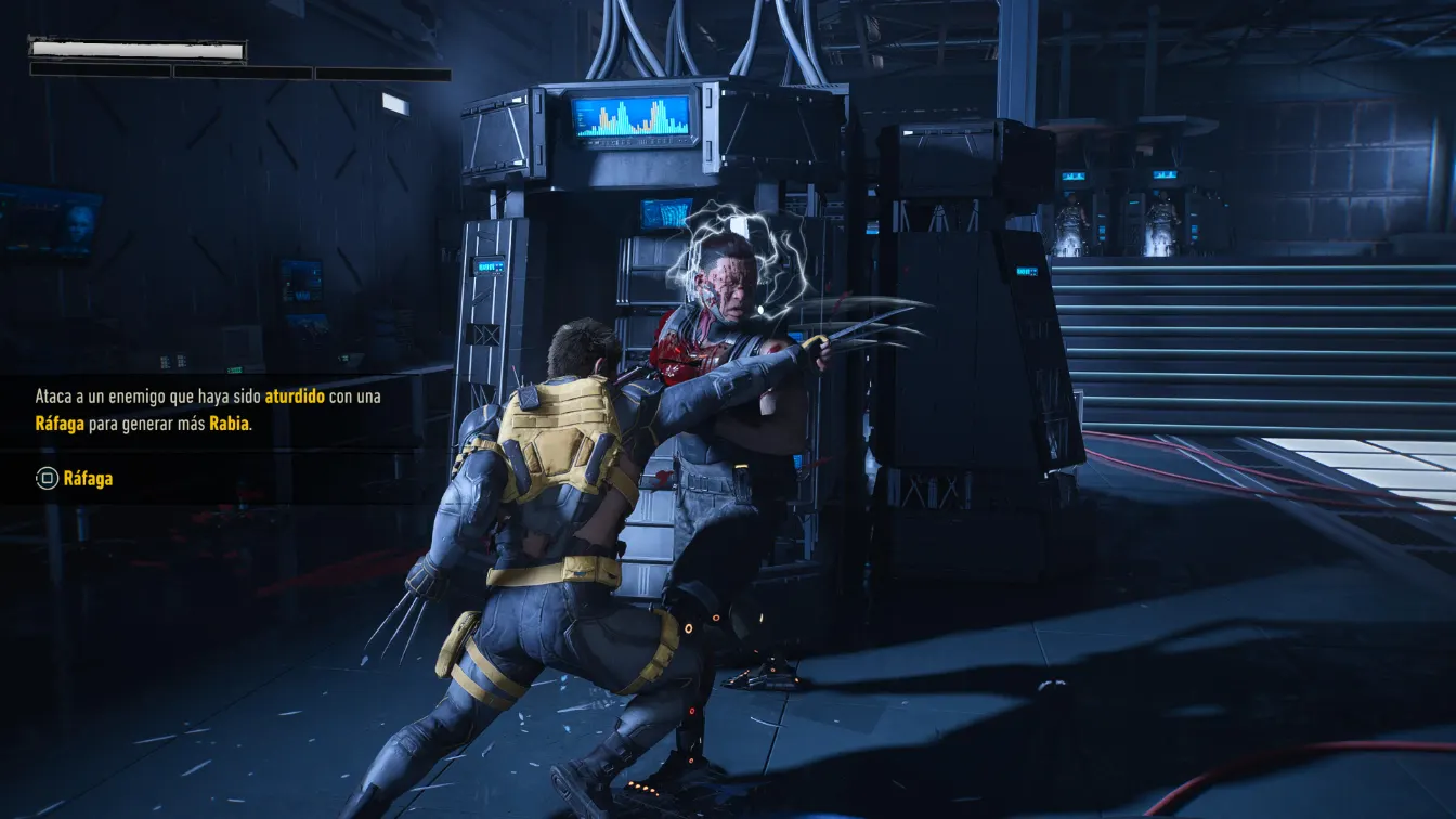 Wolverine esquiva el ataque de un soldado en un laboratorio, con un tutorial de combate en pantalla