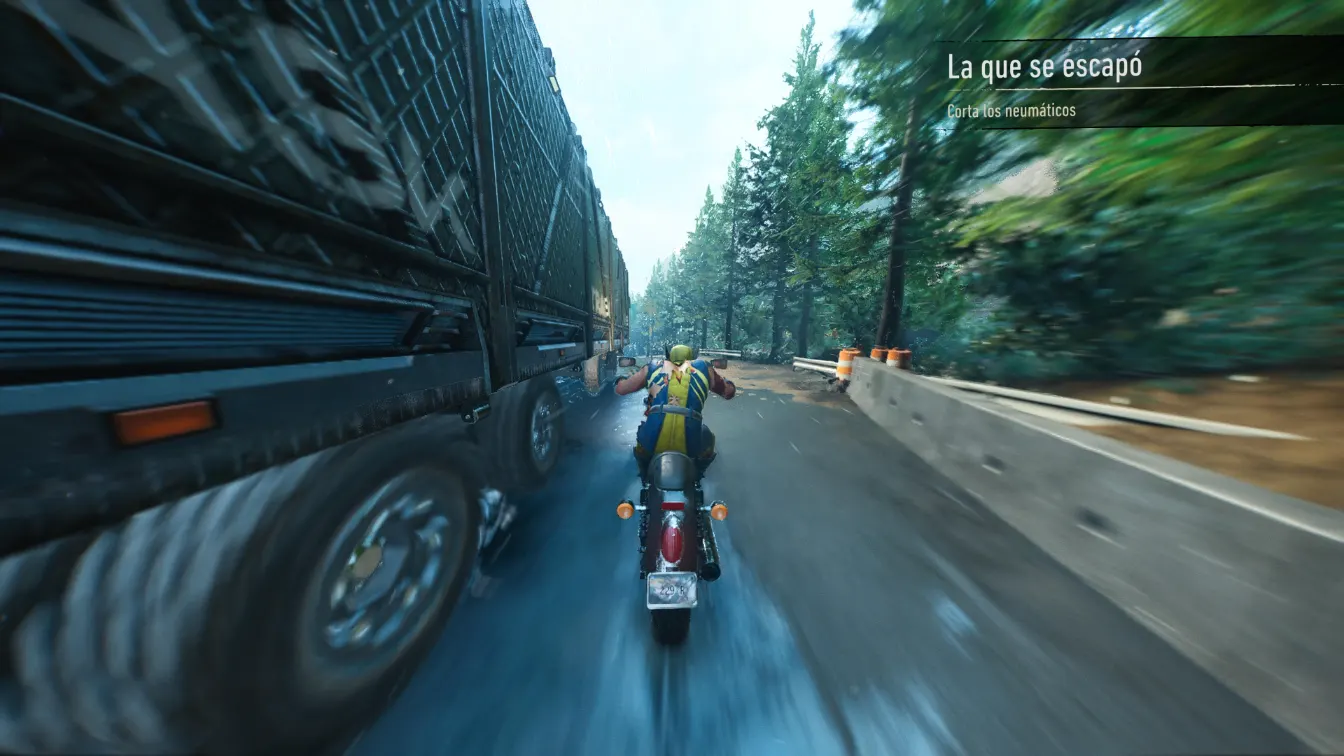 Wolverine en moto junto a un camión de un convoy en plena carretera