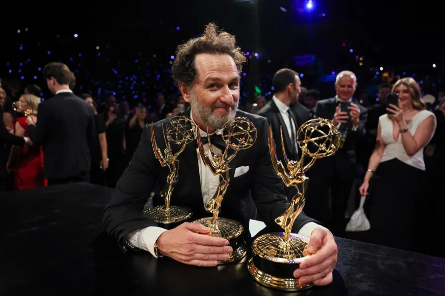 Matthew Rhys con sus tres estatuillas en los Emmy 2026, entre ellas las de actor principal por Widow's Bay y The Beast in Me