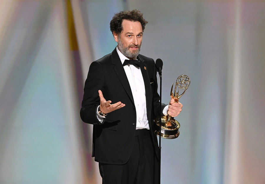 Matthew Rhys en los Emmy tras ganar en la categoría de Mejor actor principal en una serie limitada, antológica o película para TV por The Beast in Me