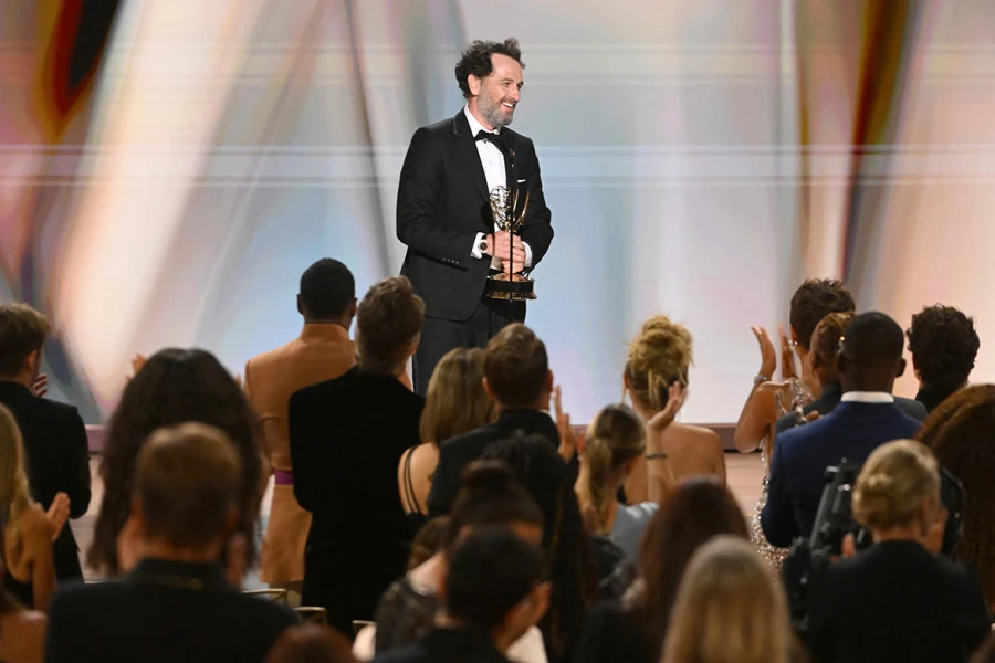 Matthew Rhys en los Emmy tras ganar en la categoría de Mejor actor principal en una serie de comedia por Widow's Bay