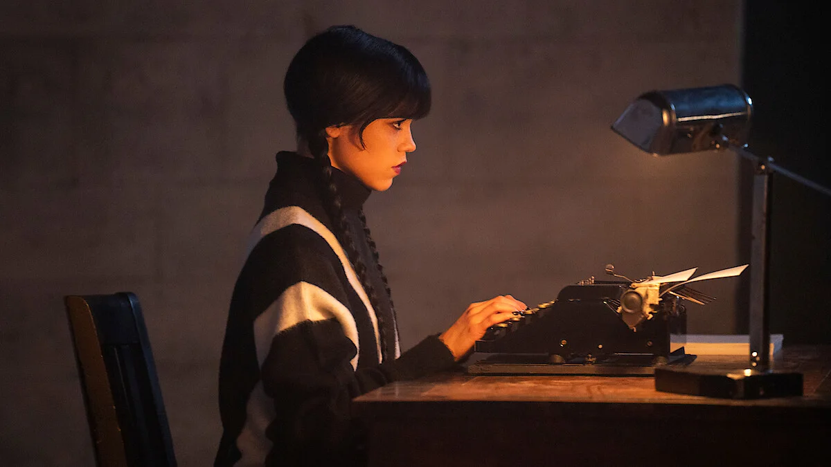Jenna Ortega como Merlina Addams escribe a máquina en la foto oficial del fin del rodaje de la temporada 3