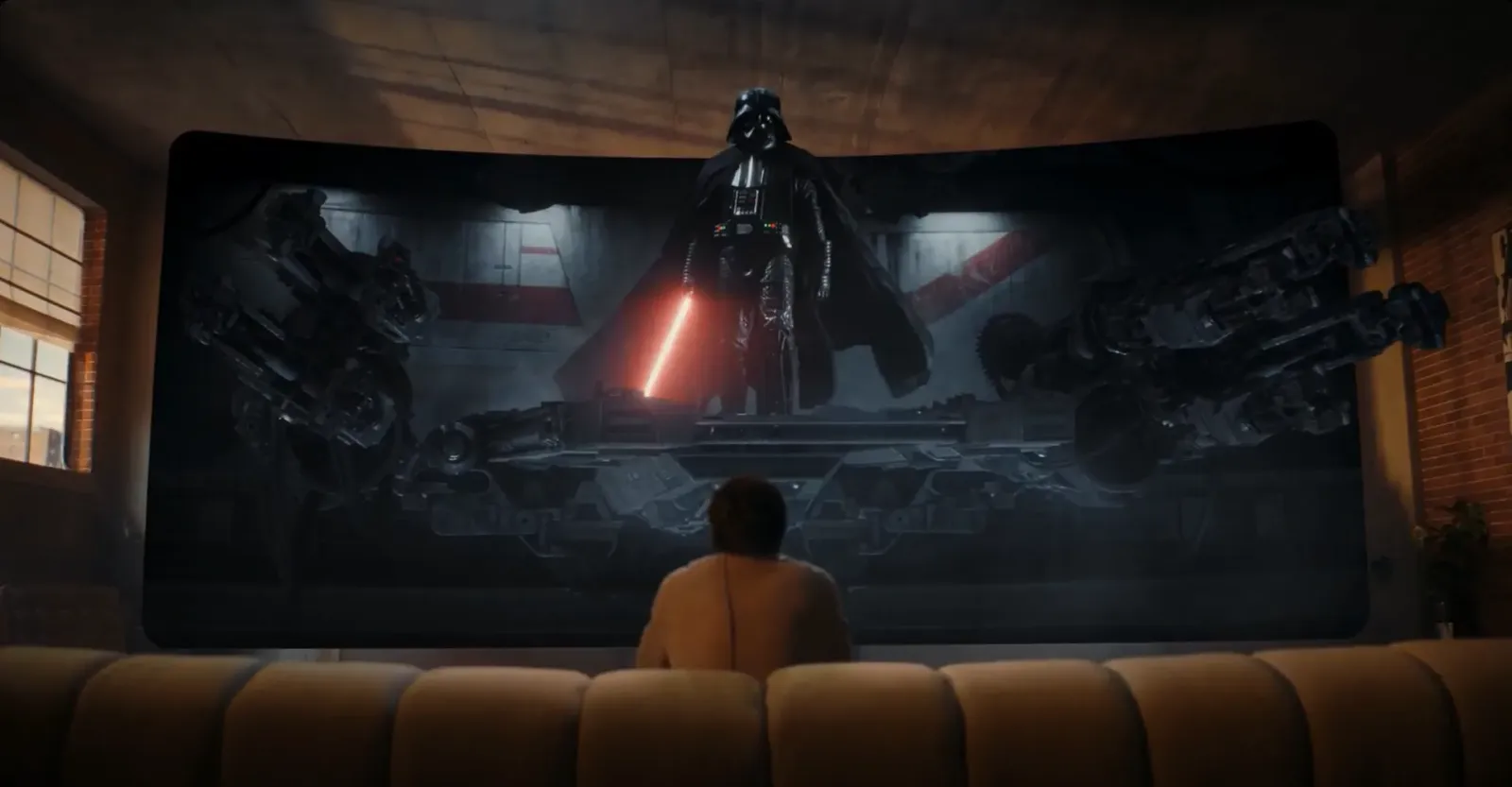 Una persona viendo una escena de Star Wars en una pantalla gigante virtual con los Meta VR Glasses