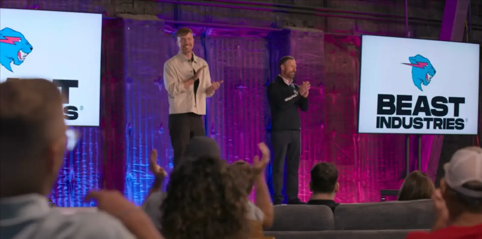 MrBeast en el escenario de un evento de Beast Industries, la compañía detrás de sus negocios