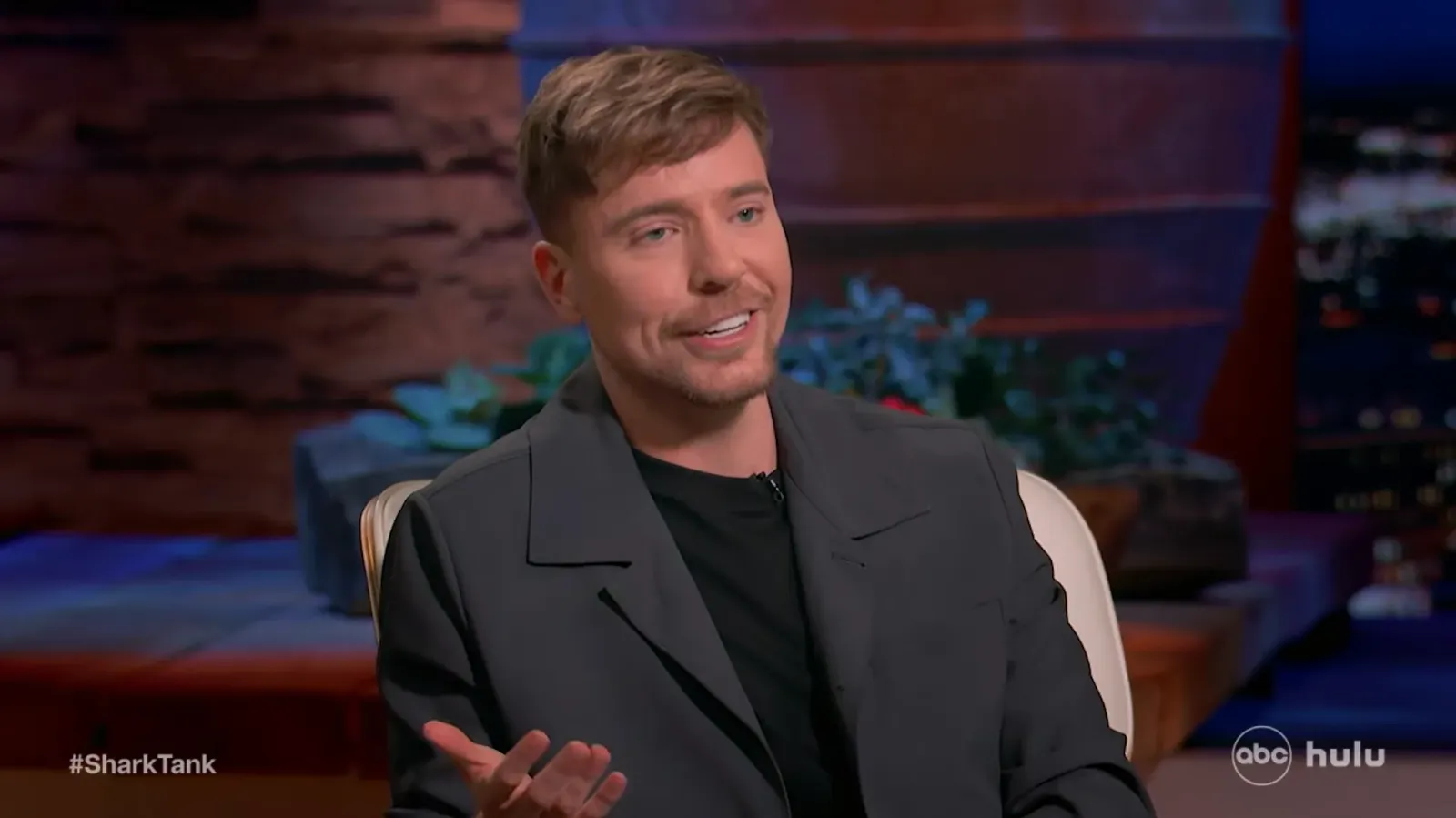 MrBeast sentado en el set de Shark Tank, en una imagen promocional de ABC para la temporada 18
