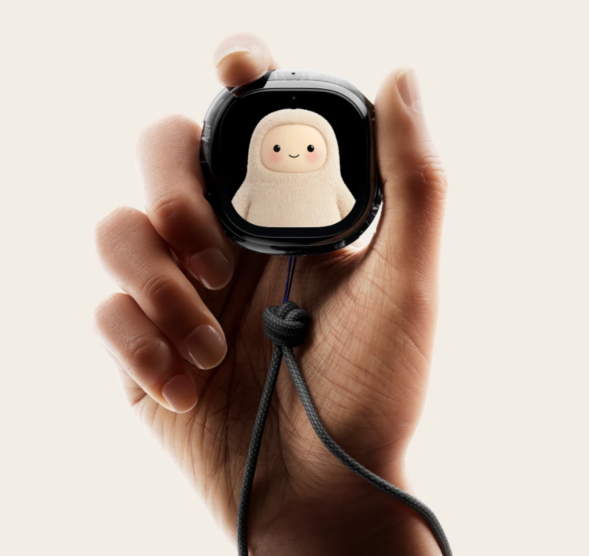 Una mano sosteniendo el Muse Charm, el dispositivo de bolsillo de Meta para hablar con su agente de IA