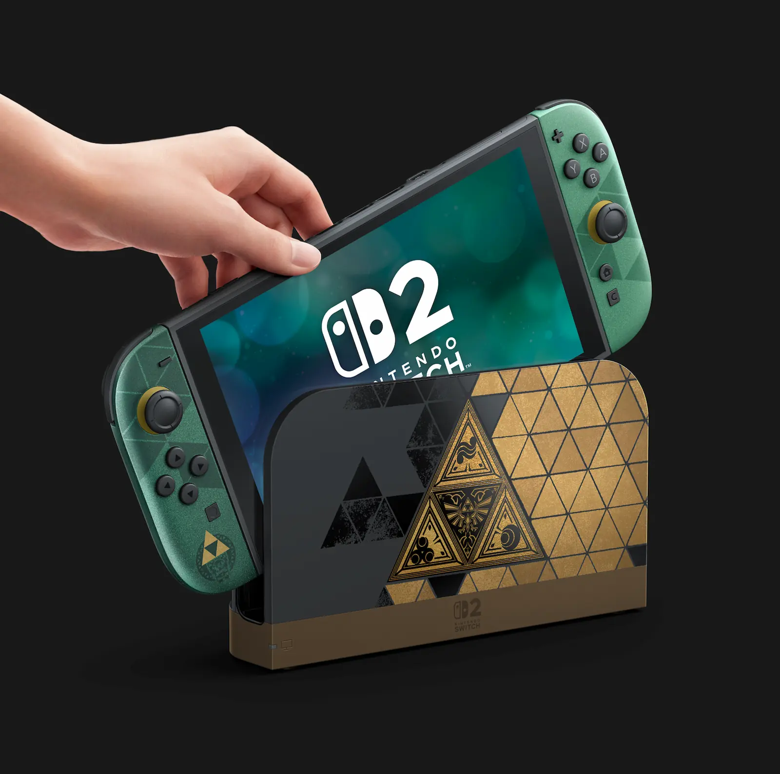 una mano saca la Nintendo Switch 2 edición Zelda de su dock con la Trifuerza dorada