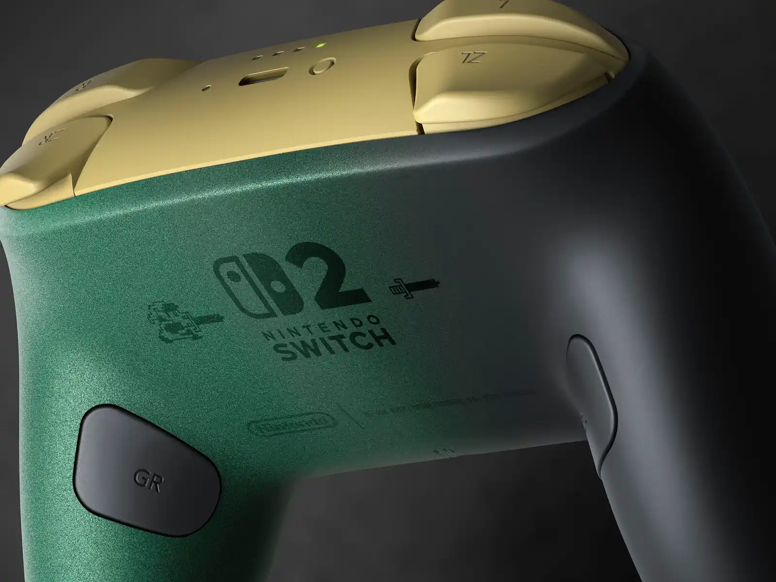 detalle del reverso verde y dorado del Pro Controller de la edición Zelda