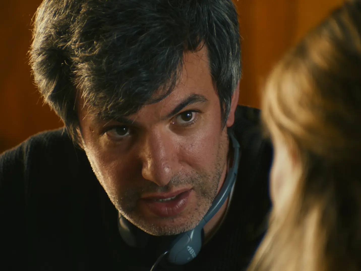 Nathan Fielder entrevista a Elizabeth Holmes en el documental de A24 You Can See Everything