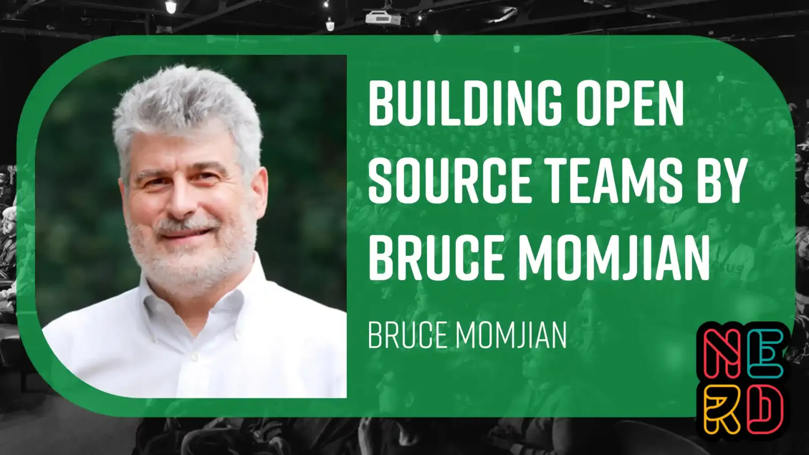 Placa de la charla Building Open Source Teams de Bruce Momjian en Nerdearla 2026