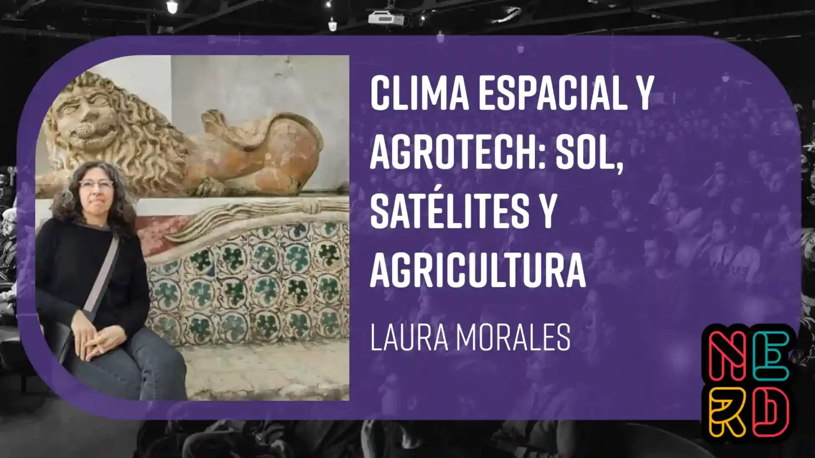 Placa de la charla sobre clima espacial y agrotech de Laura Morales en Nerdearla 2026