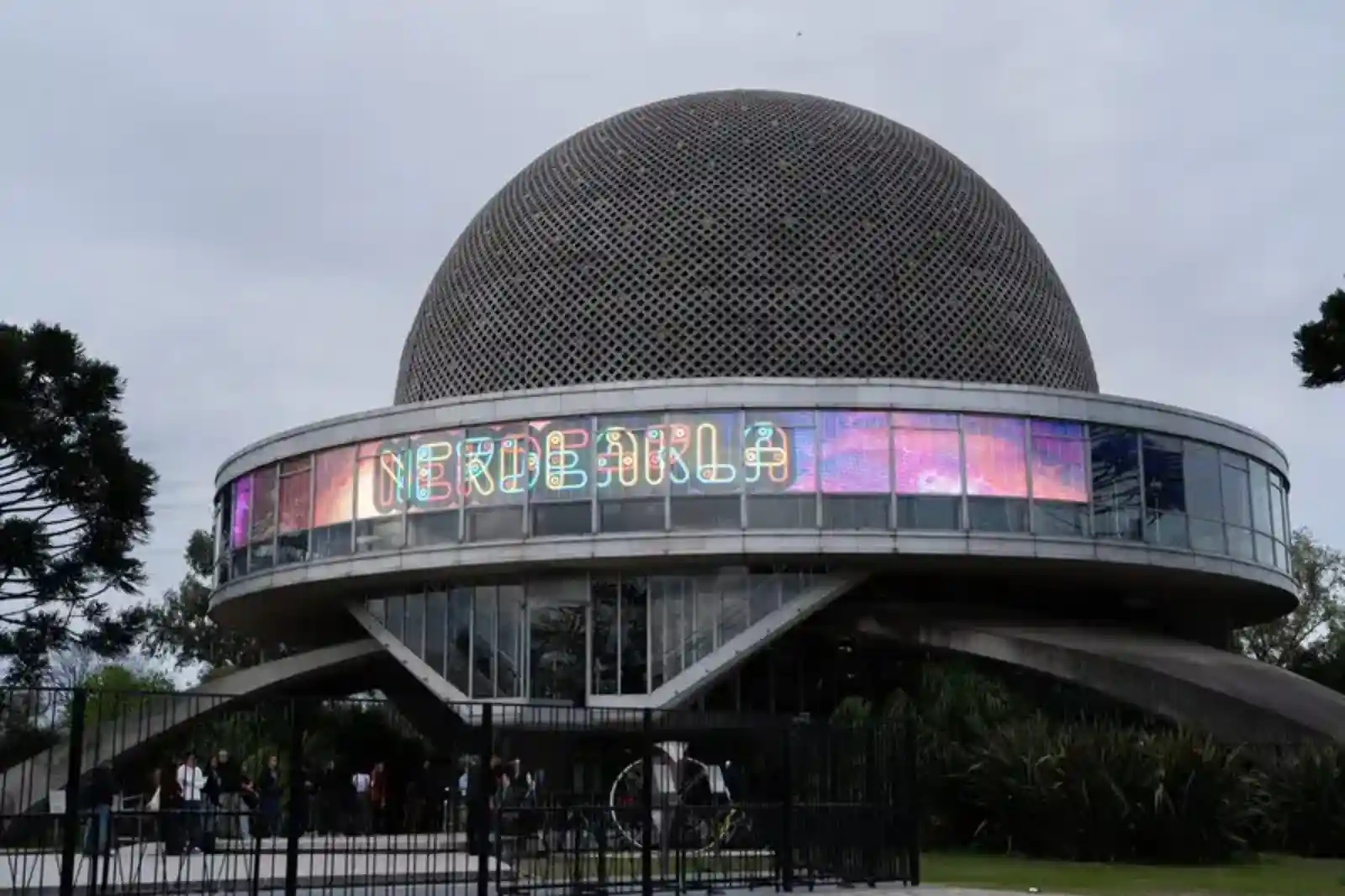 Planetario de Buenos Aires iluminado con el nombre de Nerdearla