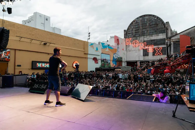 Público de Nerdearla frente al escenario al aire libre de la Ciudad Cultural Konex