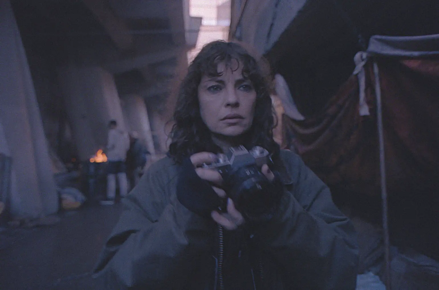 Dolores Fonzi con una cámara de fotos en una escena de Mis muertos tristes, la miniserie argentina de Netflix