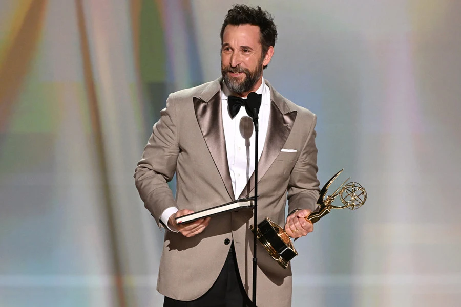Noah Wyle en los Emmy tras ganar la categoría de Mejor actor principal en una serie dramática por The Pitt