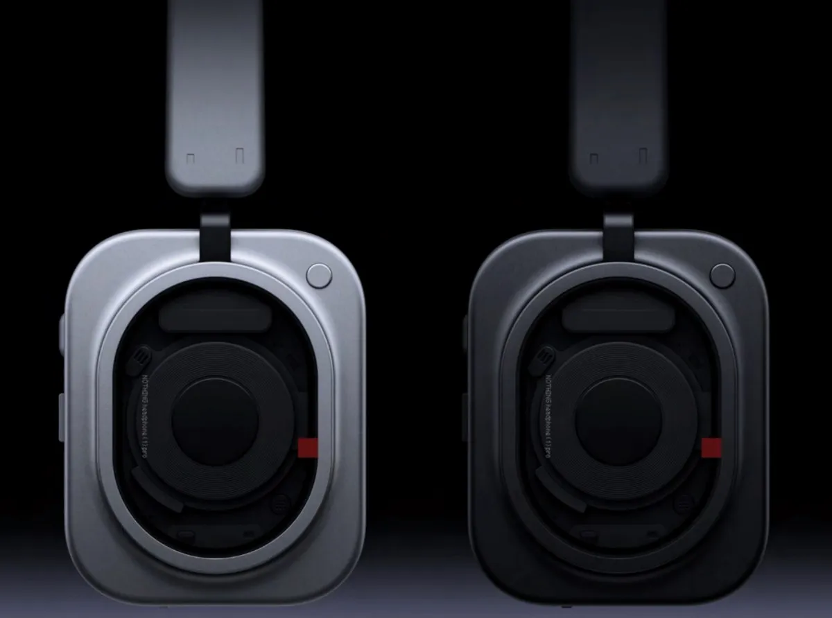 Las copas de los Nothing Headphone (1) Pro en blanco y en negro, una al lado de la otra