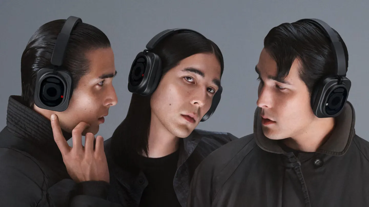 Tres personas con los Nothing Headphone (1) Pro negros puestos, en la foto oficial de lanzamiento