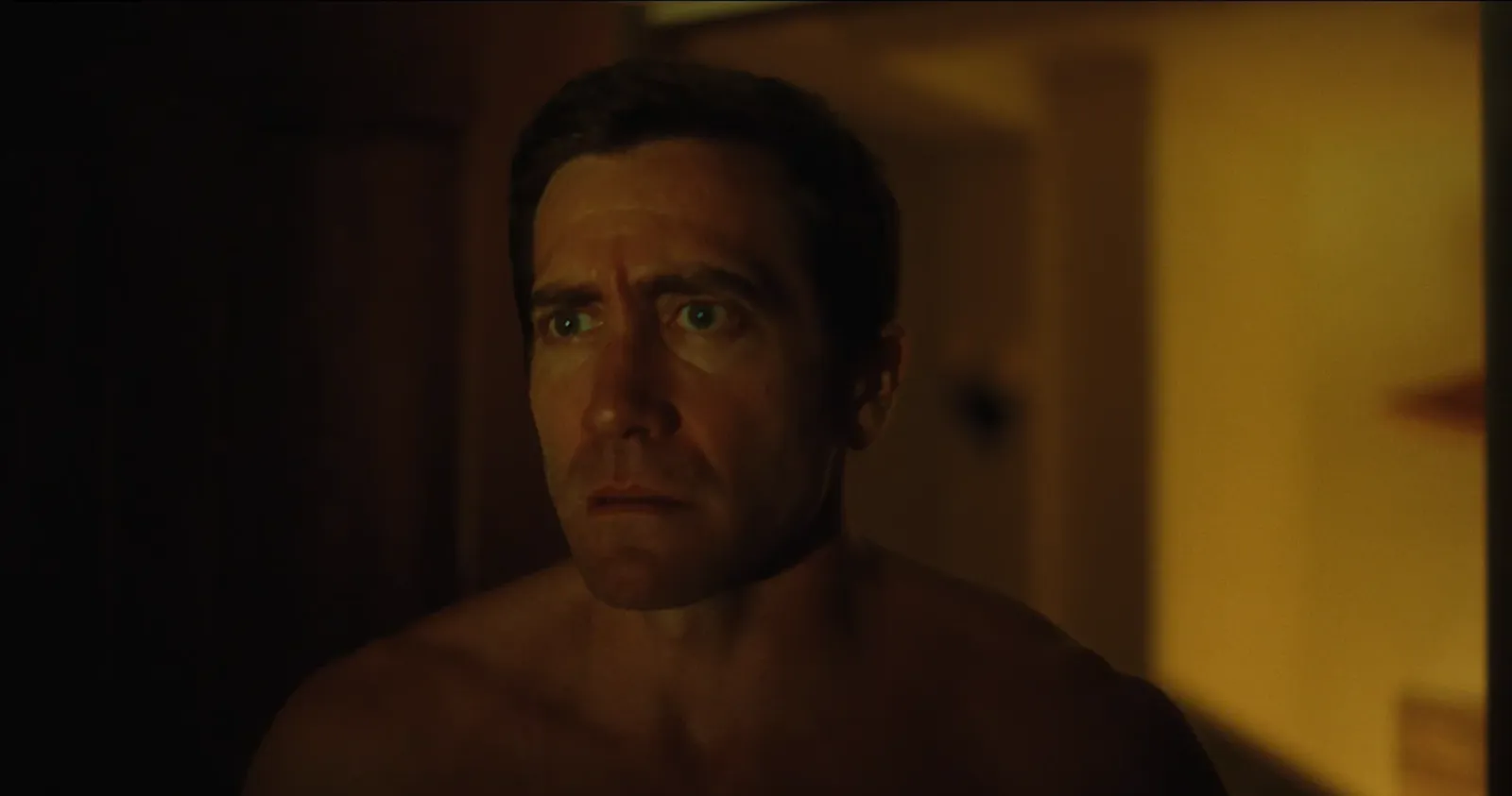 Jake Gyllenhaal con expresión de miedo en una escena nocturna del teaser de Nunca olvides que te quiero