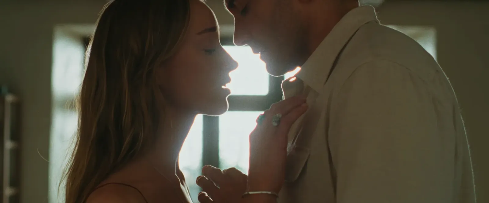 Jake Gyllenhaal y Phoebe Dynevor a punto de besarse a contraluz en una escena de Nunca olvides que te quiero