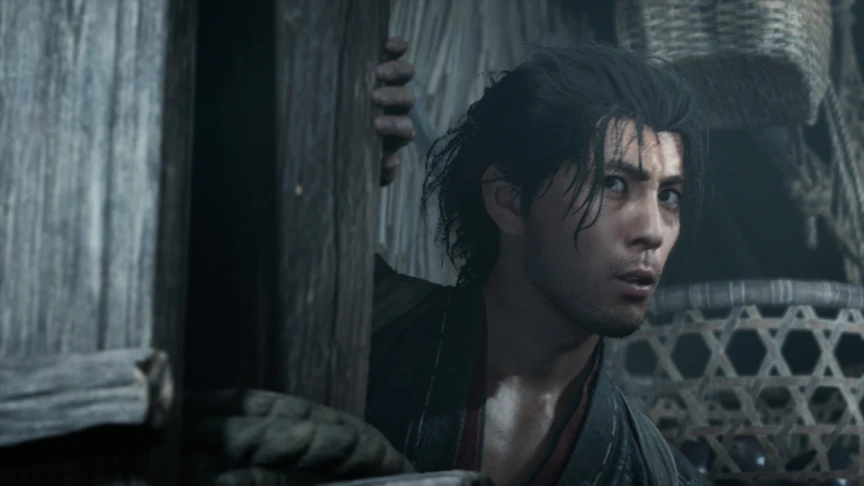 Musashi se asoma detrás de una puerta de madera
