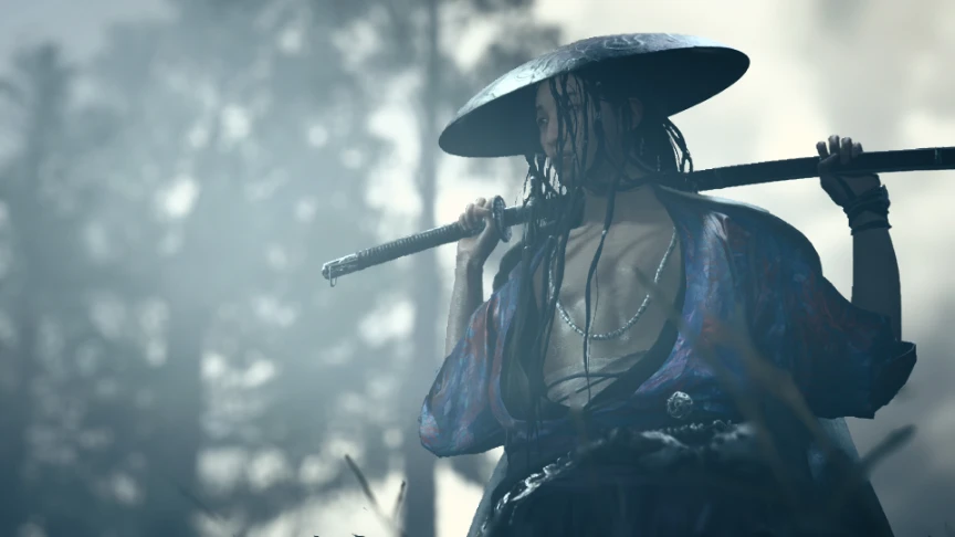Un espadachín con sombrero de paja carga la katana al hombro bajo la lluvia